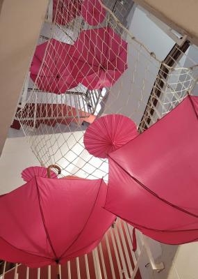 Parapluies ballons et ombrelles octobre rose